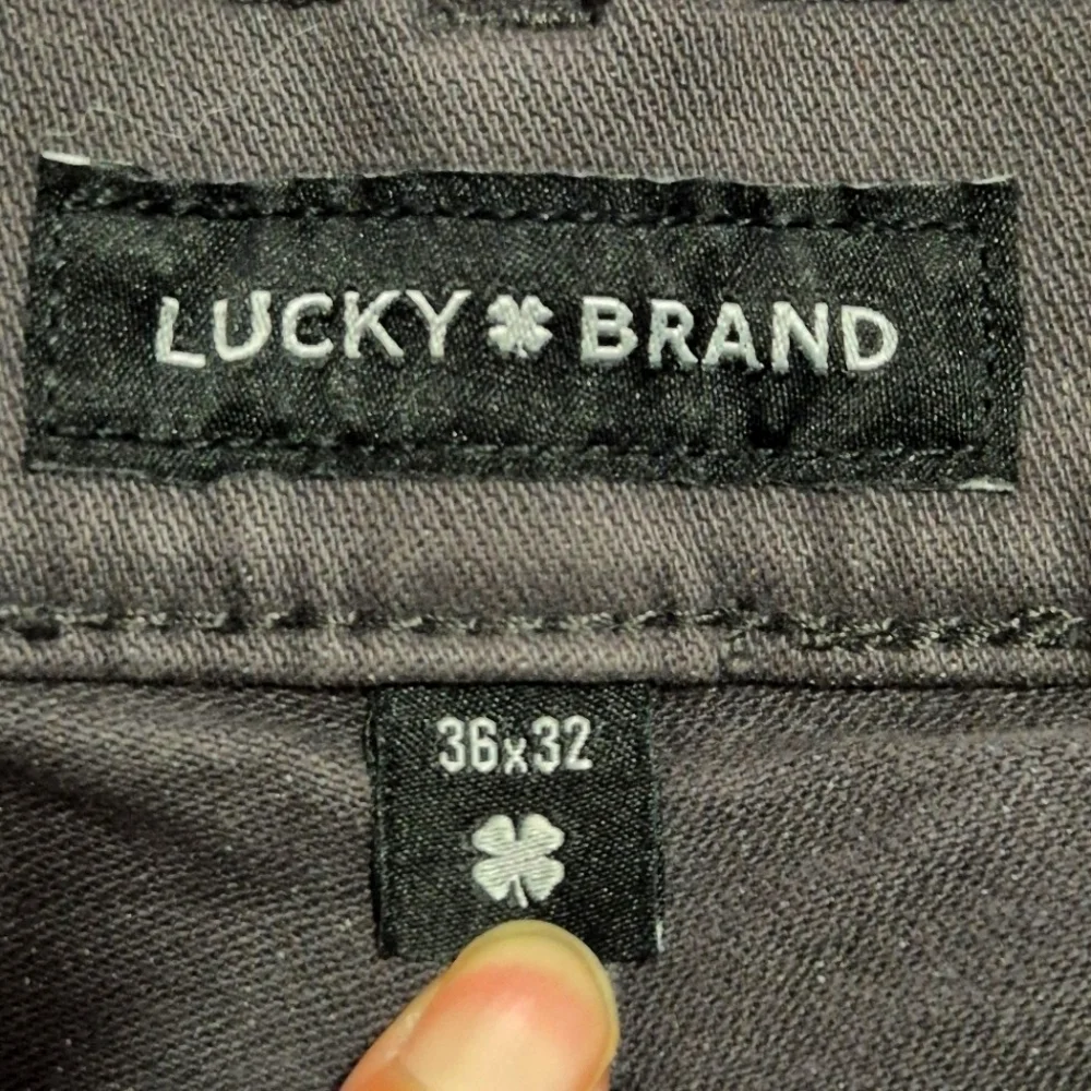 LUCKY BRAND... GRAY 410 ATHETIC STRAIGHT  JEANS SLEEK DESIGN SIZE:36X32